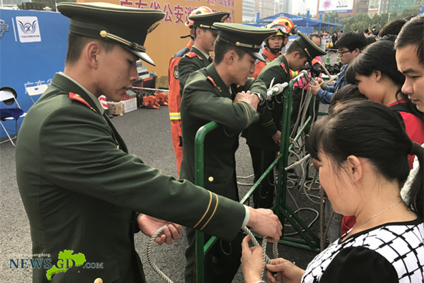 The fire fighters interact with citizens. 消防官兵与市民互动