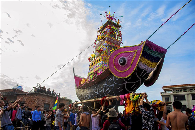 Gaozhou craftsman makes paper boats for Nian Li celebrations