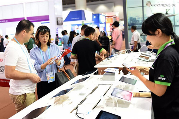 Cutting-edge tech, latest trends dazzle at 122nd Canton Fair