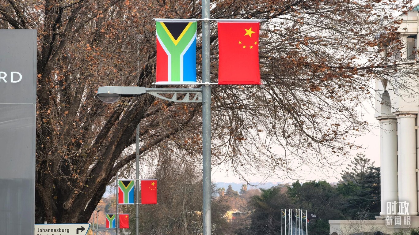 约翰内斯堡，街头悬挂着中南两国国旗。（总台央视记者韩锐拍摄）