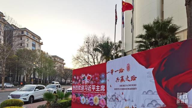 △约翰内斯堡,欢迎习近平到访的氛围热烈。(总台央视记者郭鸿拍摄) △约翰内斯堡,欢迎习近平到访的氛围热烈。(总台央视记者郭鸿拍摄)