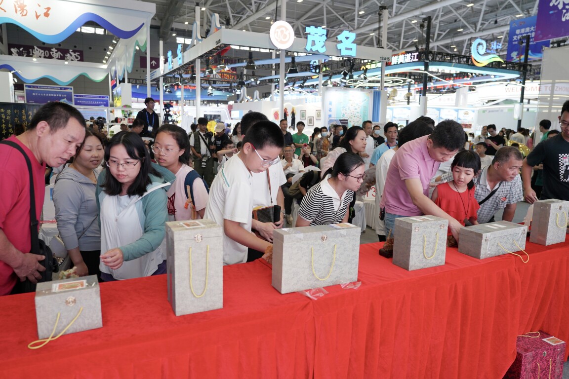 云浮石艺拍卖会在文博会开槌！