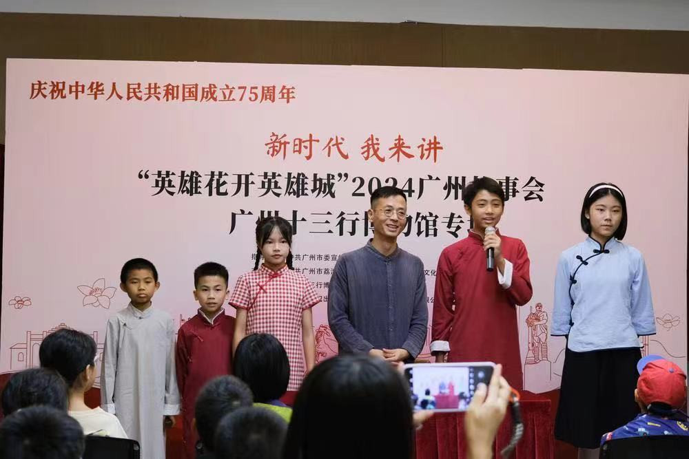 广东省级非遗项目“粤语讲古”传承人彭嘉志和多位小徒弟为市民观众进行粤语讲古。