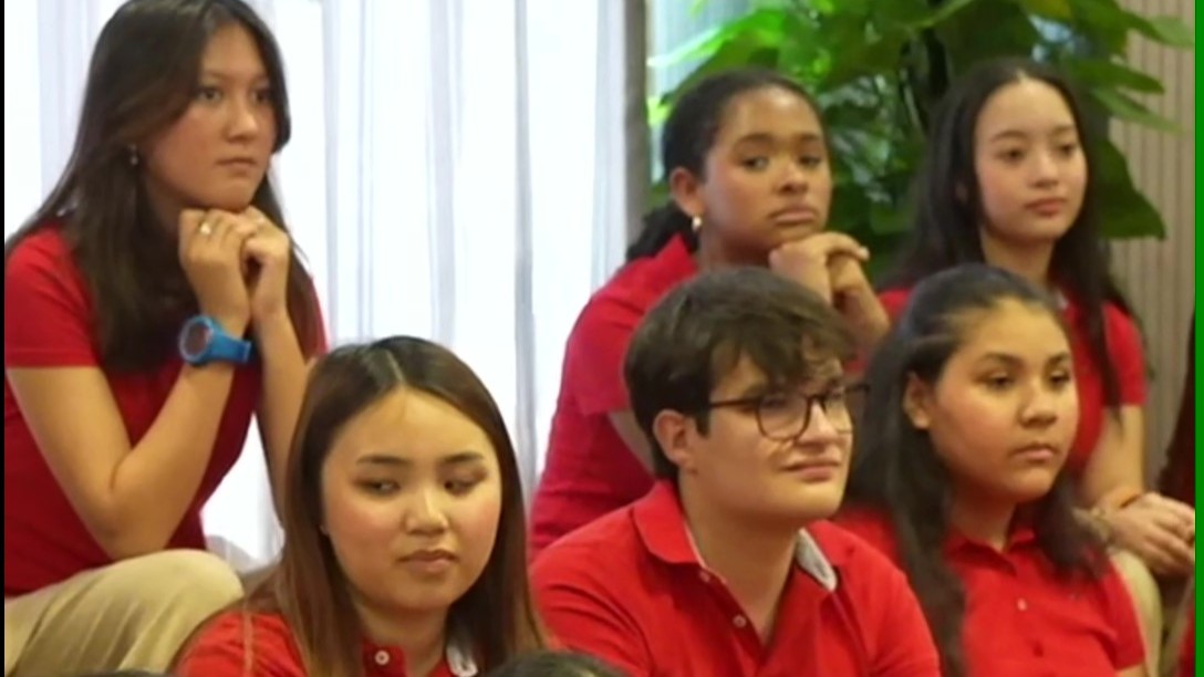 US youth sing “Miss You So Much” and hope to interact with more Chinese youth