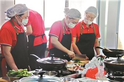 家政服务学员在学习烹饪。