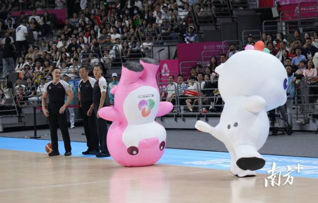 十五运会男篮成年组现场，吉祥物“喜洋洋”“乐融融”表演倒立“绝活”。龚名扬 摄
