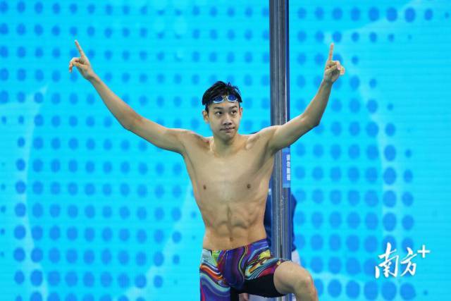 　　11月12日晚，十五运会游泳项目进入第3个比赛日。在男子200米自由泳决赛中，张展硕发挥出色斩获金牌。 朱洪波 摄