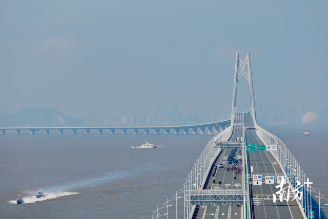 伶仃洋上“骑”遇记,全运会史上首个跨境赛事完赛。张由琼 姚志豪 石磊 摄 伶仃洋上“骑”遇记,全运会史上首个跨境赛事完赛。张由琼 姚志豪 石磊 摄