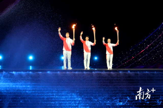 十五运会开幕式现场,最后一棒火炬由粤港澳三地的火炬手苏炳添、张家朗、李祎共同点燃。郑新洽 摄 十五运会开幕式现场,最后一棒火炬由粤港澳三地的火炬手苏炳添、张家朗、李祎共同点燃。郑新洽 摄