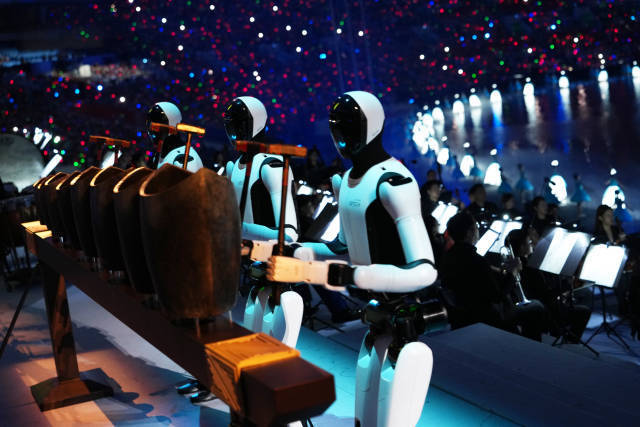 11月9日拍摄的开幕式上的机器人表演。新华社发 11月9日拍摄的开幕式上的机器人表演。新华社发