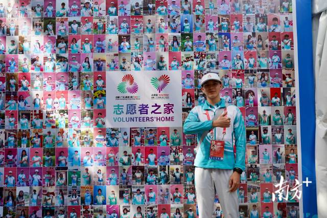 广工学生志愿者王行知。陈文夏 摄 广工学生志愿者王行知。陈文夏 摄