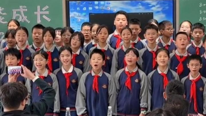 广东六年级小学生家长会合唱《如愿》，网友：班级合唱天花板