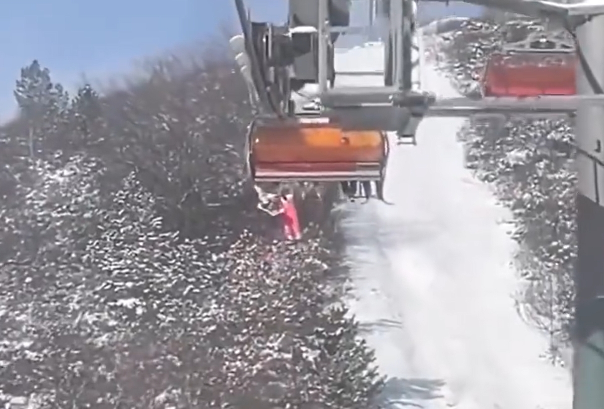 网传视频截图。视频中可以看到，河北滑雪雪场救援团队第一时间赶到现场展开救援。场有从缆车坠</p><p style=