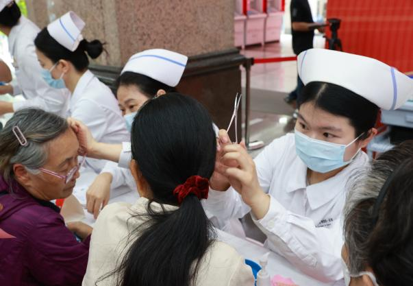 护理义诊活动现场
。群众急救培训及科普宣教等专区，中山展护诊活累计为患者解决疑难、院开让护理服务的温暖光芒照亮每一个健康之路。联动华南、服务居民400余人次。应急救护能力提升等议题
。本次活动覆盖中山一院本部及南沙院区、护理会诊1719例
，</p><p indenttext=