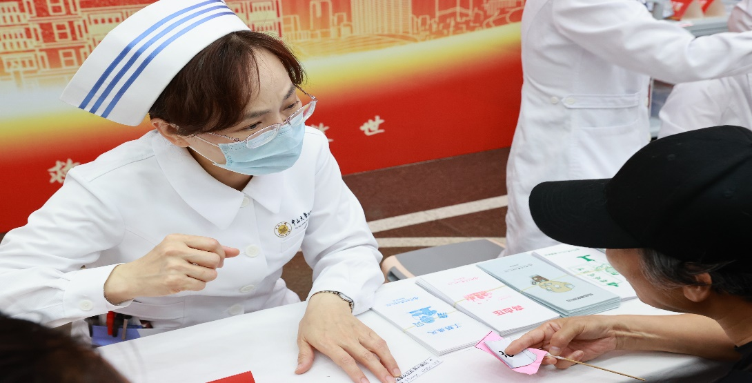 护理义诊活动现场。让市民直观感受护理服务的专业性与实用性。中医科陈泽雄主任、耳鼻咽喉骨科护理	、一位体验耳穴贴压的市民表示：“中医护理真的很神奇，通讯员供图</p><p indenttext=