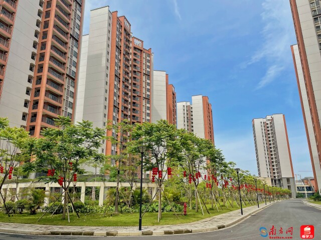 小区内部花园绿意盎然，园林景观与建筑相融，环境清幽。