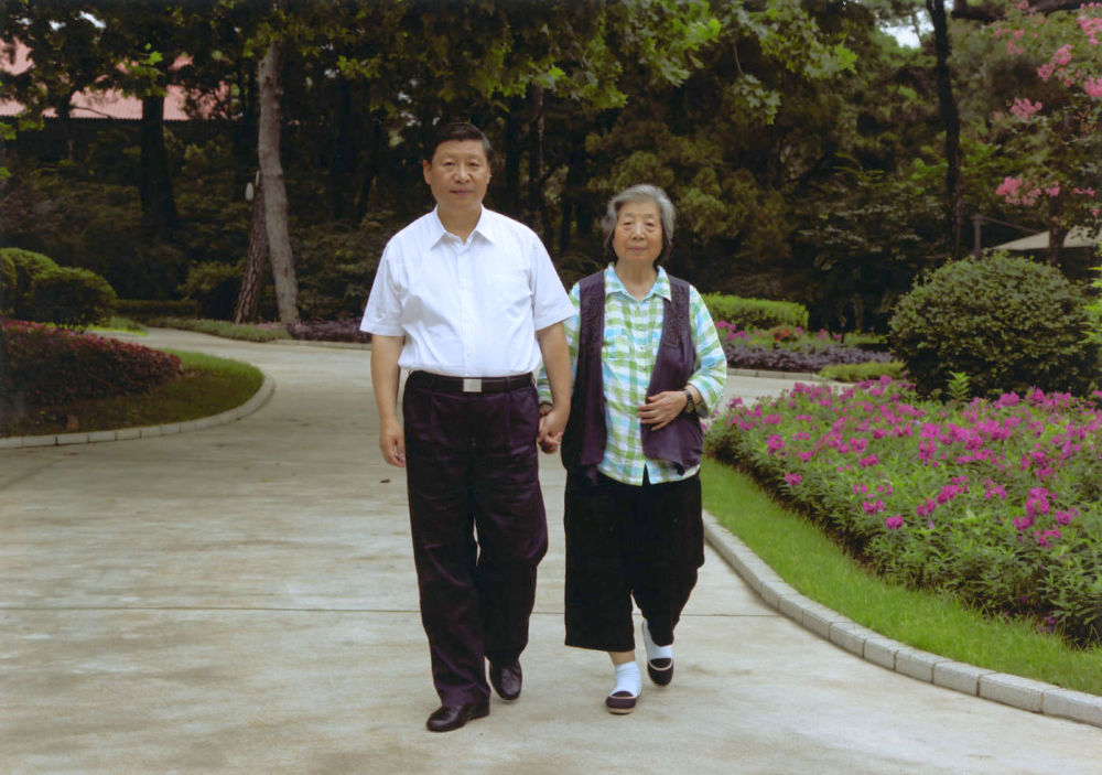 习近平陪母亲齐心散步。