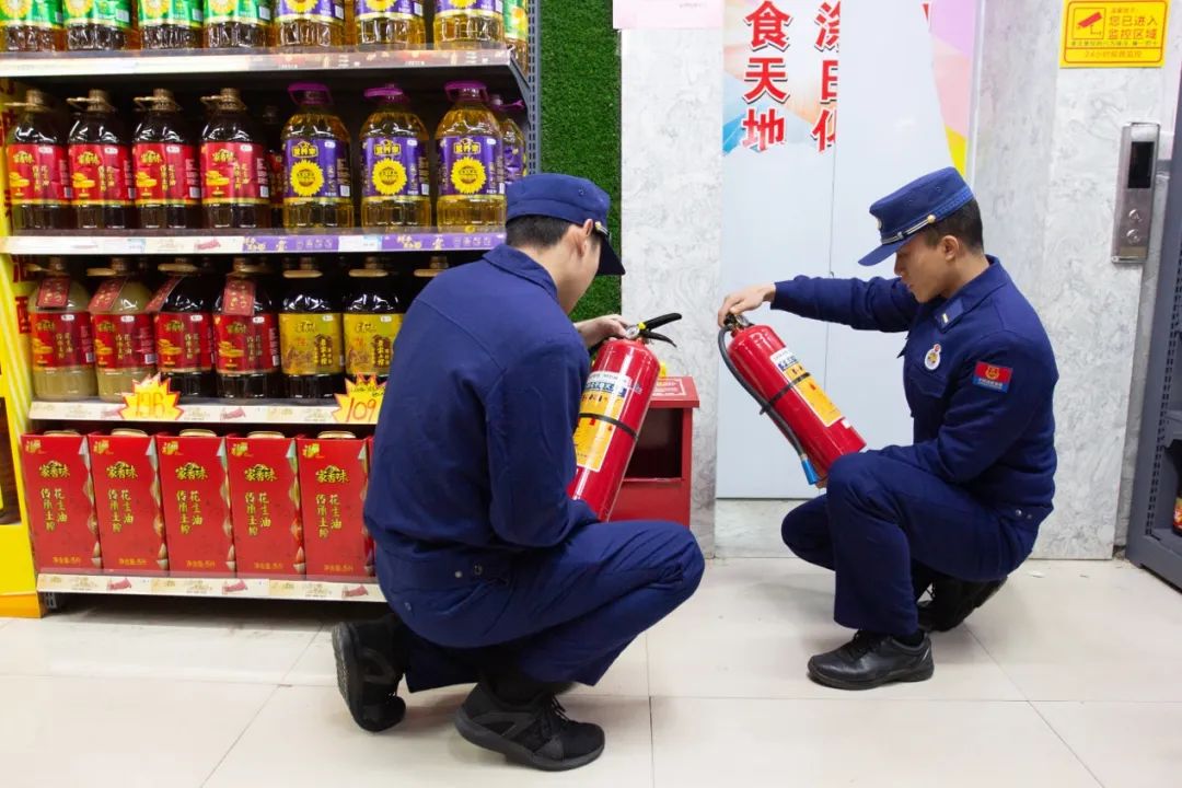 坪石消防救援站队员进行春节前防火巡查
