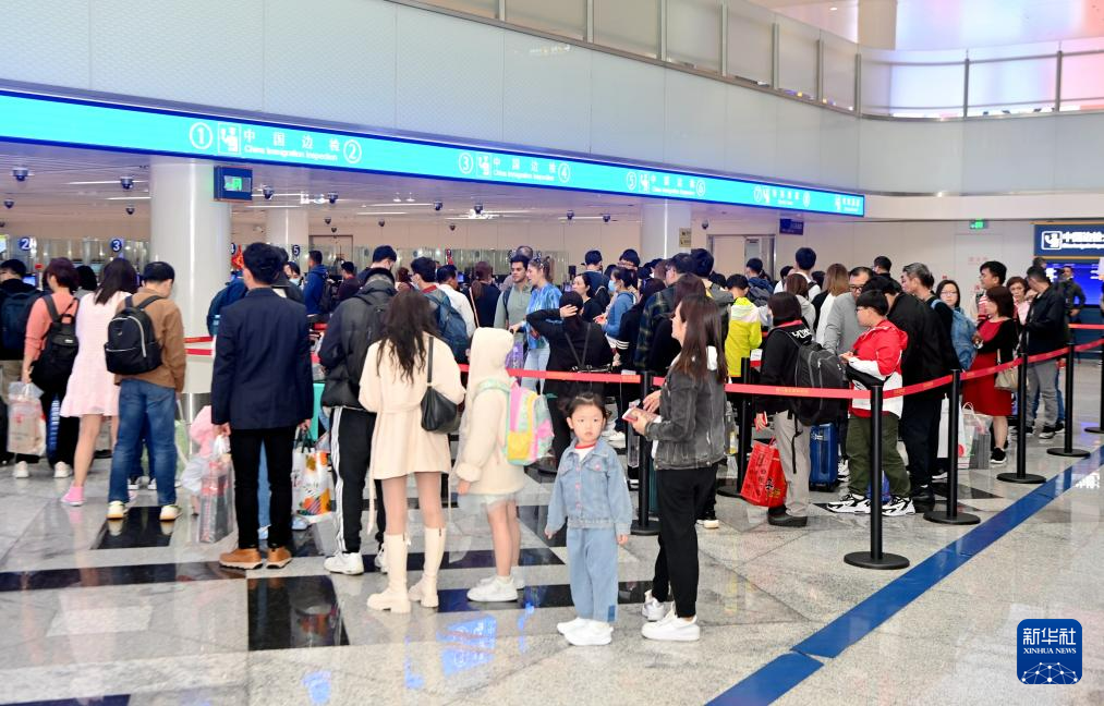2月10日，新加坡落地航班旅客在海口美兰国际机场排队办理通关手续。新华社发（蒋升 摄）