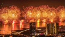 烟花耀汕头,共度侨乡年!烟花瀑布照亮海岸线 烟花耀汕头,共度侨乡年!烟花瀑布照亮海岸线