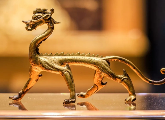 唐，鎏金走龙，藏于西安博物院。