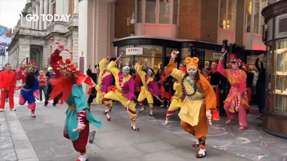 Guangdong's Yingge Dance comes on stage at London's Trafalgar Square
