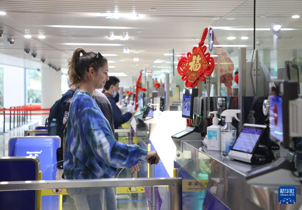 2月10日，新加坡落地航班旅客在海口美兰国际机场办理通关手续。新华社记者 黎多江 摄