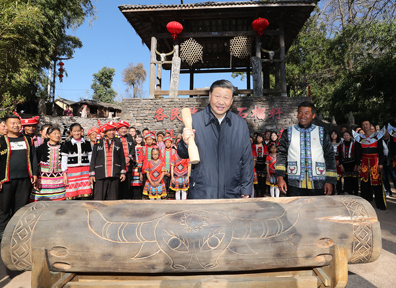 2020年1月19日下午，习近平总书记在腾冲市清水乡三家村中寨司莫拉佤族村广场上，敲响三声佤族木鼓，祝福来年风调雨顺、国泰民安。新华社记者 鞠鹏 摄