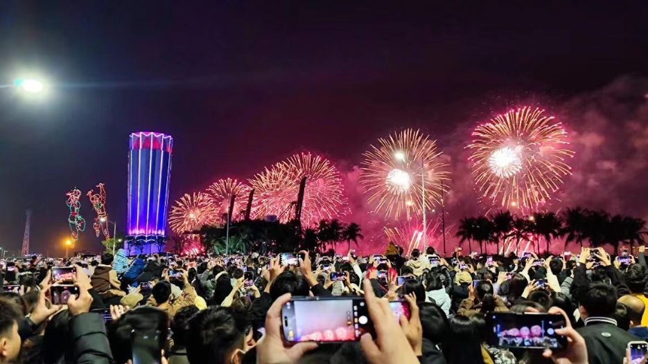 Fireworks show lights up Shantou in Chinese Lunar New Year