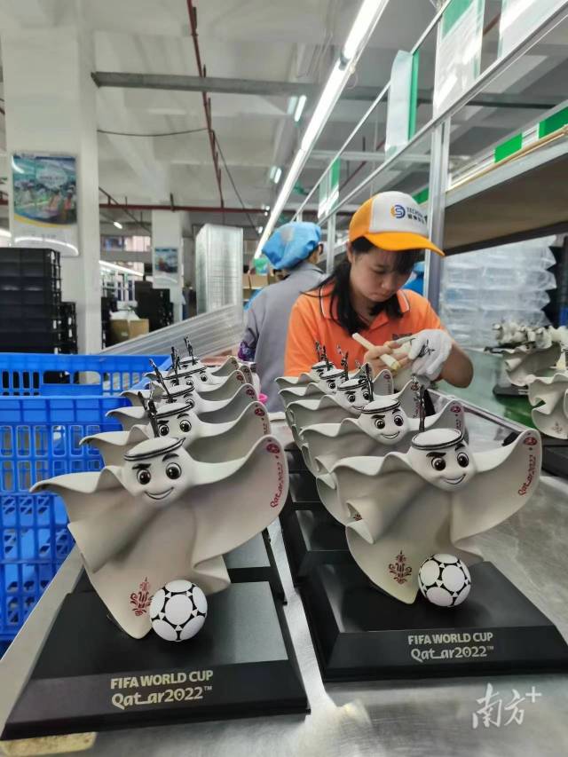 德伸科技生产车间里,工人在制作世界杯吉祥物“拉伊卜”。 德伸科技生产车间里,工人在制作世界杯吉祥物“拉伊卜”。