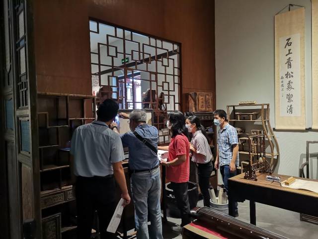 广东省文物鉴定站鉴定人员开展博物馆藏品鉴定工作。