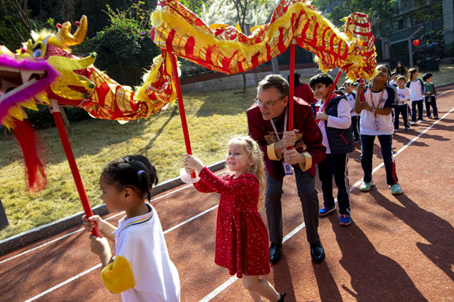 Foreign teachers and students enjoy the Chinese New Year holidays in Guangzhou