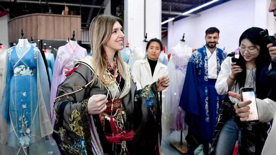 Ancient Chinese garments find their way into global wardrobes