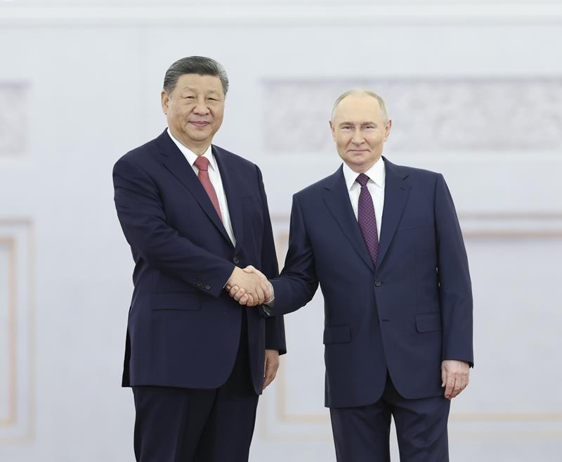 △当地时间5月8日上午，俄罗斯总统普京同中国国家主席习近平在莫斯科克里姆林宫举行会谈。普京总统在乔治大厅为习近平主席举行隆重欢迎仪式。这是两国元首亲切握手合影。