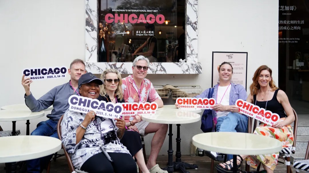 「Sooooochill!」Chicago cast city walk in Dongguan