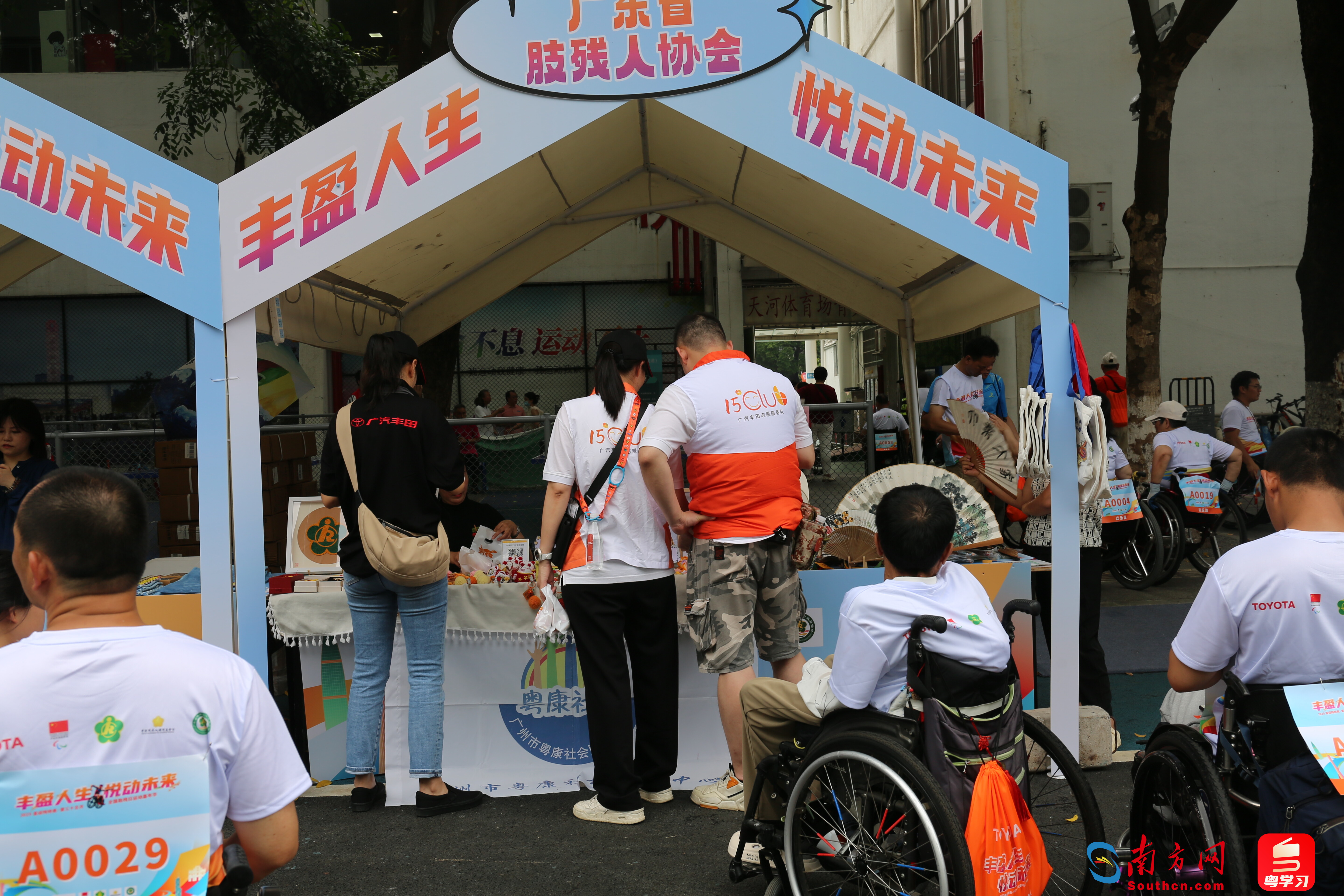 爱心手工摊位吸引了许多市民、志愿者驻足。