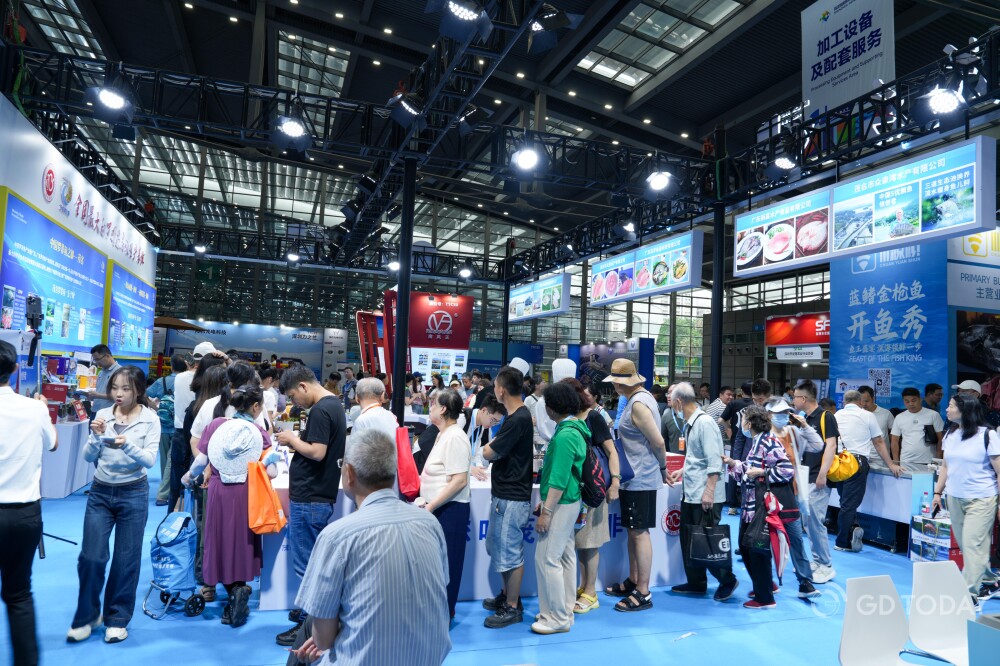Citizens Line Up to Sample Maoming Tilapia.