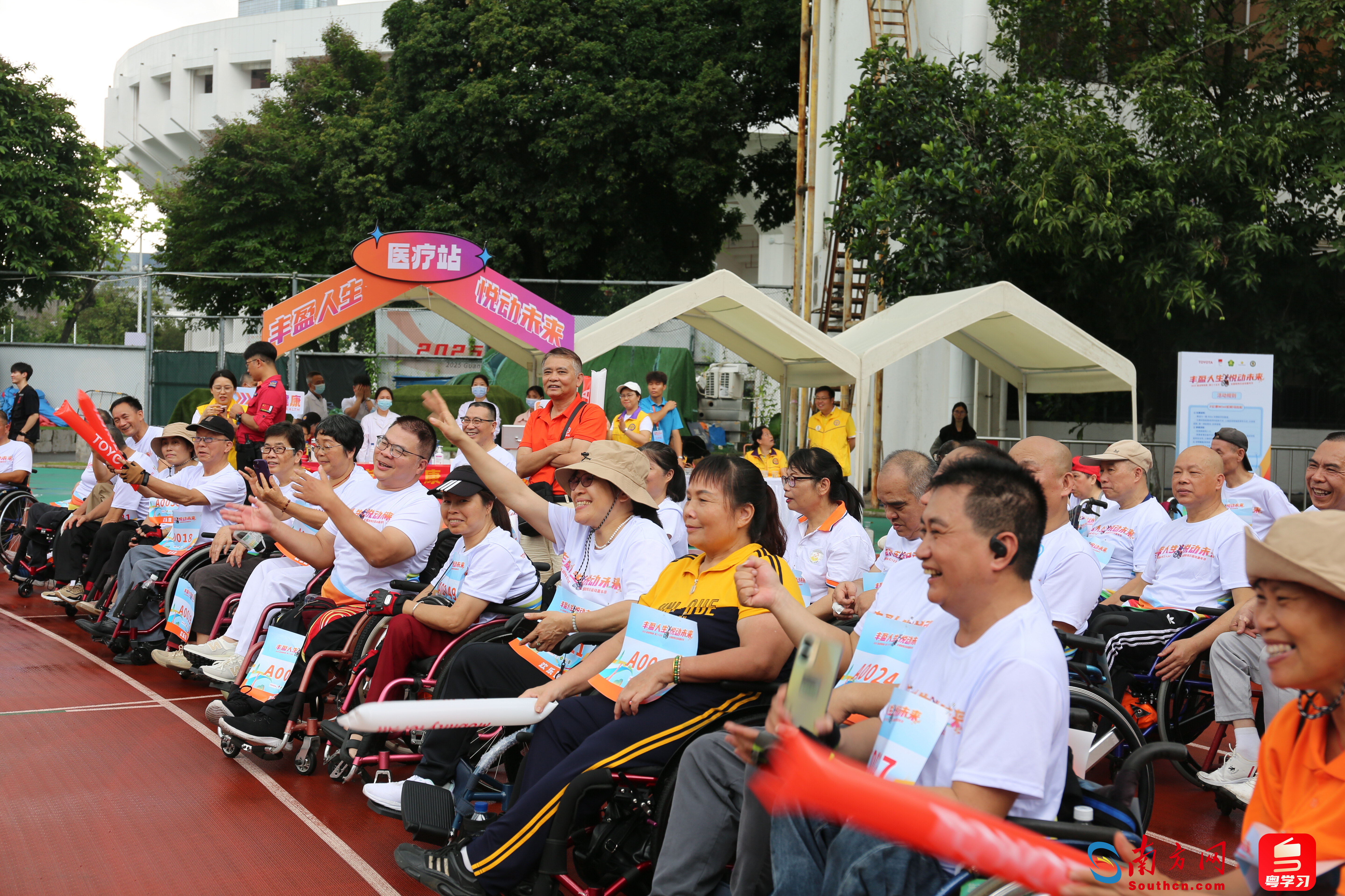 运动员们为场上选手加油喝彩。