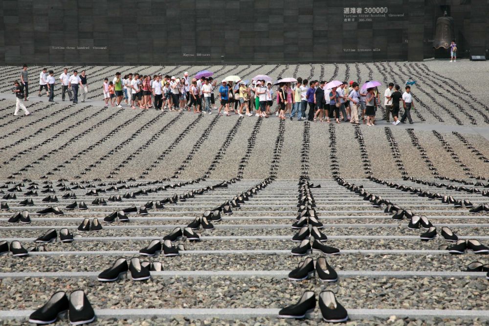 　　2010年8月15日，在侵华日军南京大屠杀遇难同胞纪念馆的和平公园，6830双布鞋被整齐摆放，纪念在日本遇害的中国劳工。