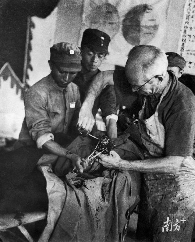 1938年,白求恩在山西五台松岩口抢救伤员。(沙飞摄影) 1938年,白求恩在山西五台松岩口抢救伤员。(沙飞摄影)