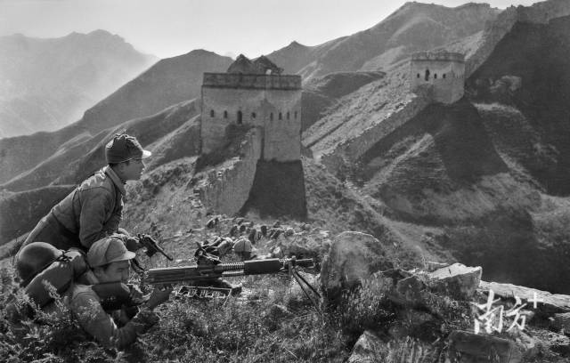 1938年,八路军战斗在河北浮图峪古长城。(沙飞摄影) 1938年,八路军战斗在河北浮图峪古长城。(沙飞摄影)