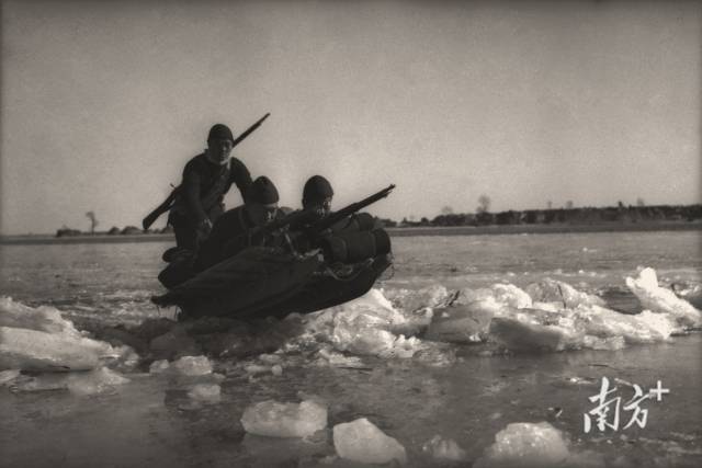 白洋淀上雁翎队。(石少华摄影) 白洋淀上雁翎队。(石少华摄影)