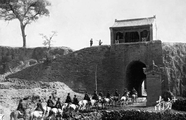 1937年,八路军攻克平型关。(沙飞摄影) 1937年,八路军攻克平型关。(沙飞摄影)