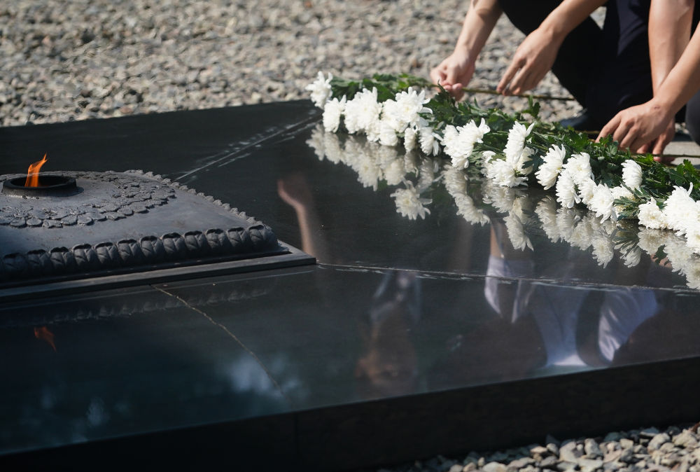 2019年8月15日，人们在侵华日军南京大屠杀遇难同胞纪念馆悼念遇难者。