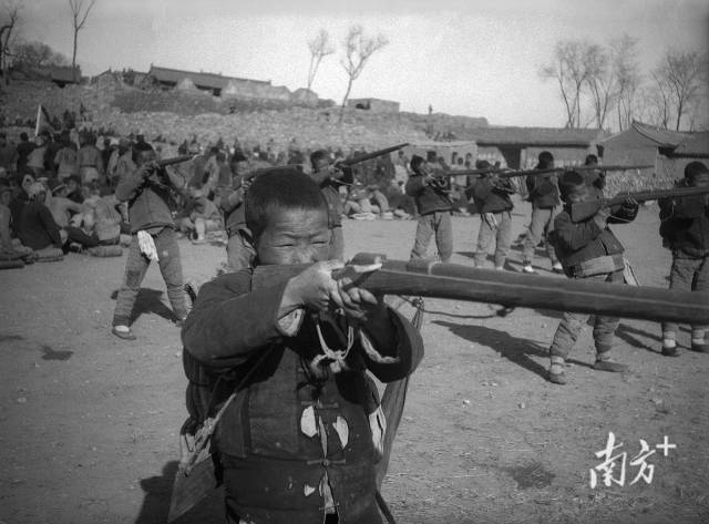 1940年,根据地儿童进行军事训练。(赵烈摄影) 1940年,根据地儿童进行军事训练。(赵烈摄影)