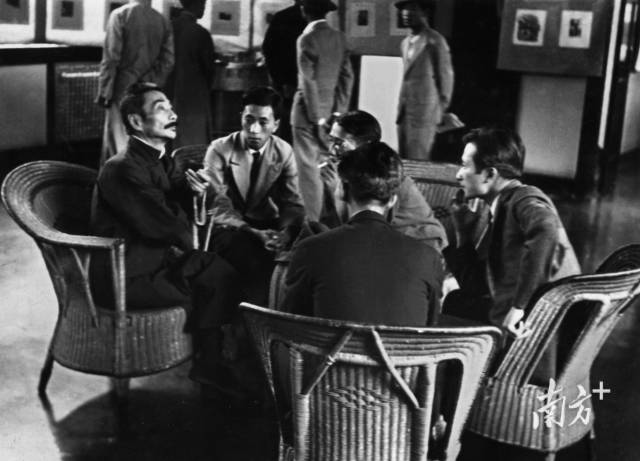 1936年10月8日鲁迅与青年木刻家。(沙飞摄影) 1936年10月8日鲁迅与青年木刻家。(沙飞摄影)