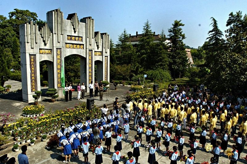 　　2005年8月15日，湖南省怀化市芷江侗族自治县在芷江抗战胜利受降坊举行“缅怀先烈 倡导和平”大型纪念活动。