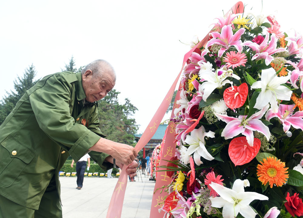 　　2015年8月15日，吉林省纪念东北抗联精神大会在吉林通化举行，各界群众来到通化市杨靖宇烈士陵园，缅怀牺牲的东北抗联将士。这是一位东北抗联老战士为烈士敬献花圈。