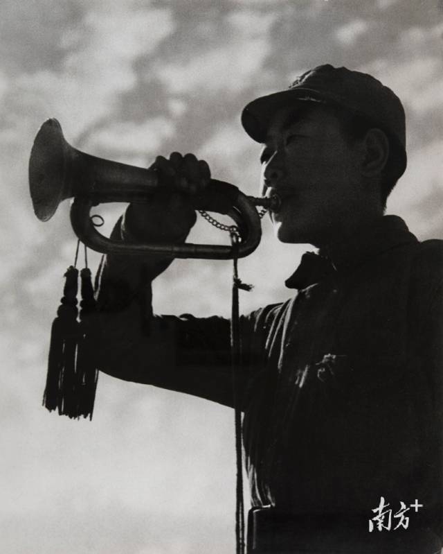 1940年,河北冀中八路军司号员。(石少华摄影) 1940年,河北冀中八路军司号员。(石少华摄影)