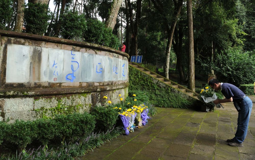 　　2012年8月15日，云南腾冲各地群众前往“国殇墓园”和“腾冲滇西抗战博物馆”等爱国主义教育基地，祭奠抗战先烈。这是一位市民在“国殇墓园”缅怀英烈。